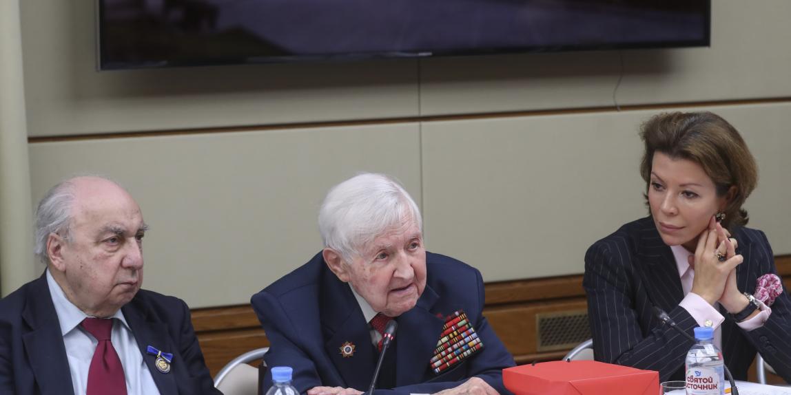 Выступает Анатолий Исаакович Цветков, защитник Сталинграда, почётный сотрудник органов госбезопасности, заслуженный деятель науки РФ. Слева Александр Оганович Чубарьян, научный руководитель Института всеобщей истории РАН, президент ГАУГН.