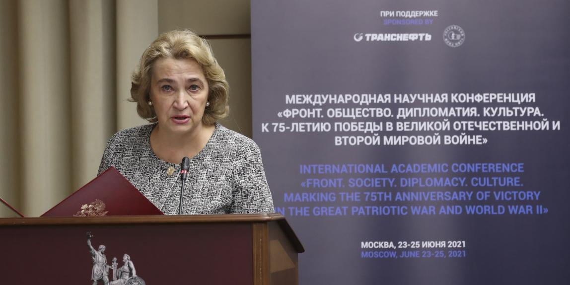 Надежда Баринова передаёт приветствие министра иностранных дел Сергея Лаврова