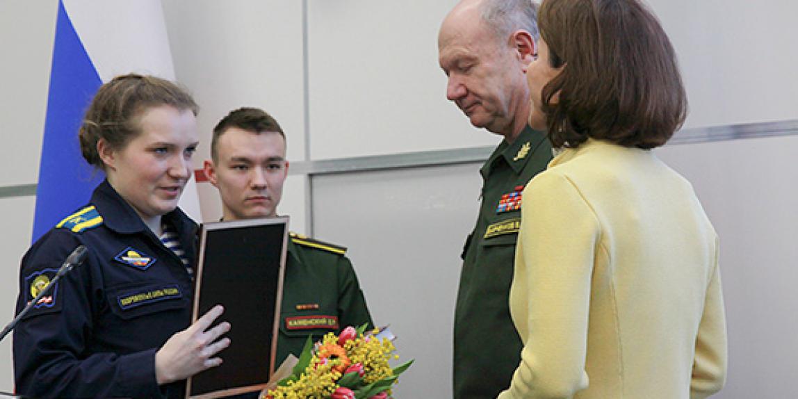 Вероника Крашенинникова, вместе с начальником Военного университета генералом Марченковым вручает диплом победительнице в одной из номинаций.