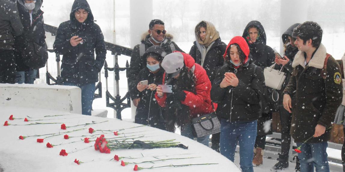 Студенты — гвоздики для героев